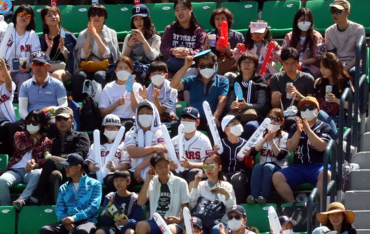 미세먼지 가득한 황금연휴 마지막 날인 7일 오후 서울 송파구 잠실야구장에서 열린 2017 프로야구 LG 트윈스와 두산 베어스의 경기를 찾은 야구팬들이 마스크를 착용한 채 경기를 지켜보고 있다.